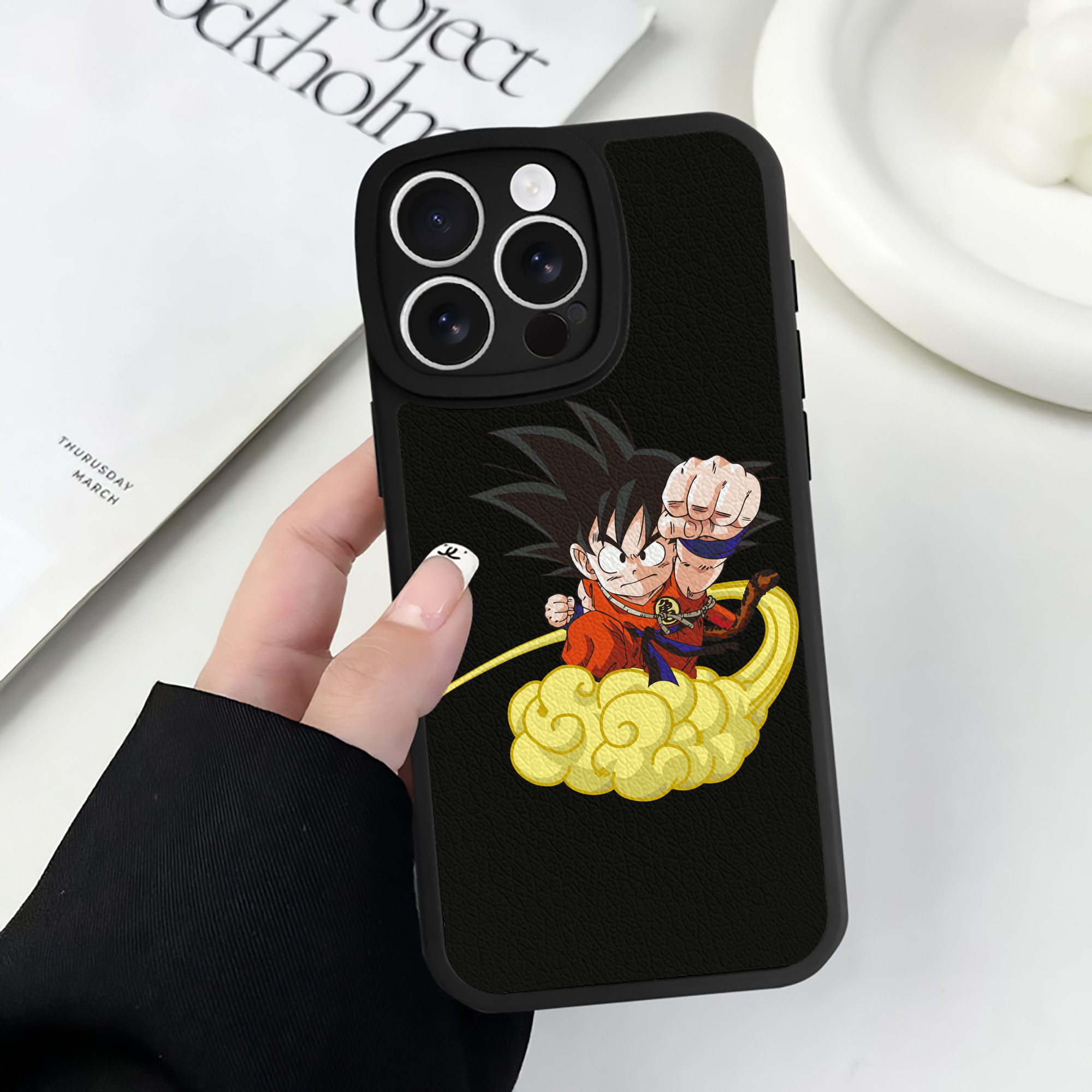 （画像用） ドラゴンボール 孫悟空（そん ごくう）Son Goku カカロット DRAGON BALL Kakarotto 【iPhone 16シリーズ対応】シリコンスマホケース（レザー調） 材質：シリコン